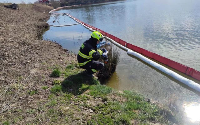 Tento týden začne těžba zamořené zeminy po havárii vlaku s benzenem na Přerovsku. Škody šplhají do stamilionů