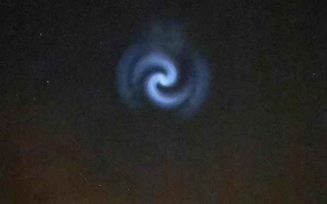 Tajemná spirála na nebi fascinovala. Nešlo o UFO, ale o přebytečné palivo rakety Falcon 9, vypuštěné na Floridě