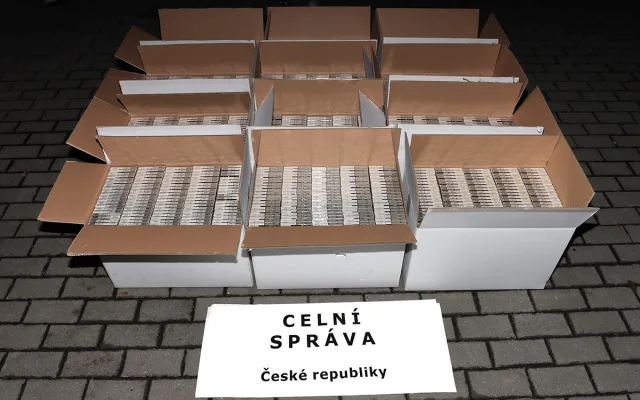 VIDEO: Cizinec pašoval 120 tisíc nezdaněných cigaret, u Olomouce ho chytili celníci