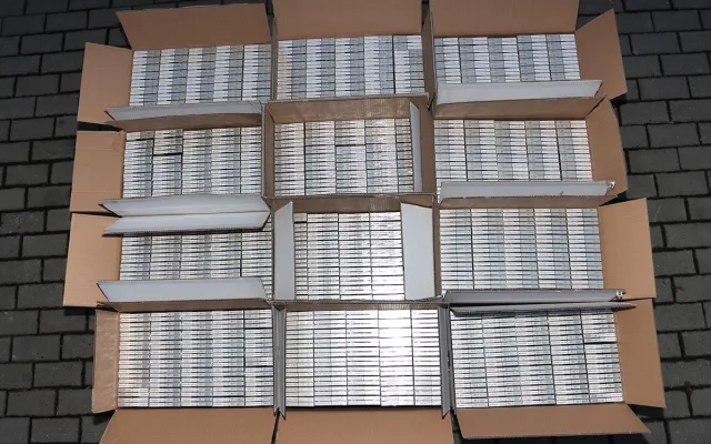 VIDEO: Cizinec pašoval 120 tisíc nezdaněných cigaret, u Olomouce ho chytili celníci