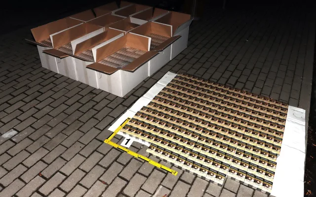 VIDEO: Cizinec pašoval 120 tisíc nezdaněných cigaret, u Olomouce ho chytili celníci