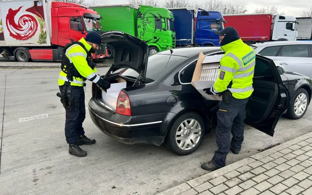 VIDEO: Cizinec pašoval 120 tisíc nezdaněných cigaret, u Olomouce ho chytili celníci