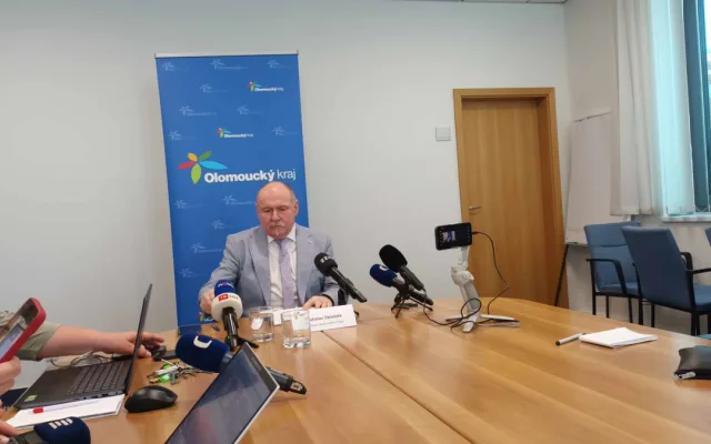 Hejtman Okleštěk vyhlásí stav nebezpečí. Kvůli havárii vlaku s benzenem na Přerovsku čelil kritice