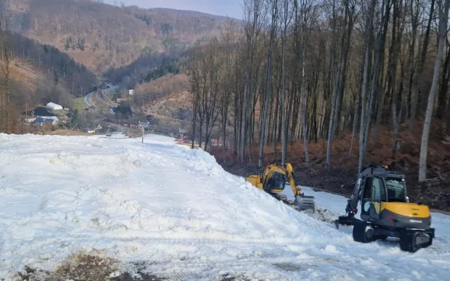 Lyžařský areál v Hrubé Vodě si chce schovat letošní sníh na příští zimu. Nahrne ho na hromadu a zakryje