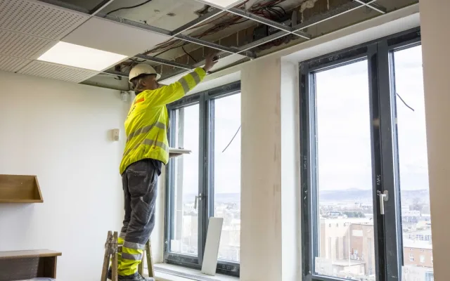 Výměna všech oken i instalace fotovoltaiky. Krajský úřad v Olomouci prochází proměnou