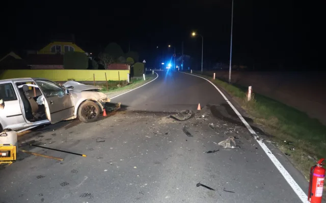 Vážná nehoda u Sukolomi. Golf vletěl do zatáčky a čelně se srazil s mercedesem, řidič skončil v nemocnici