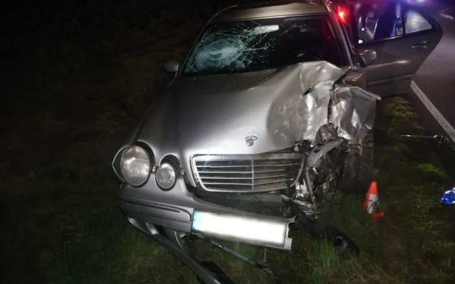 Vážná nehoda u Sukolomi. Golf vletěl do zatáčky a čelně se srazil s mercedesem, řidič skončil v nemocnici