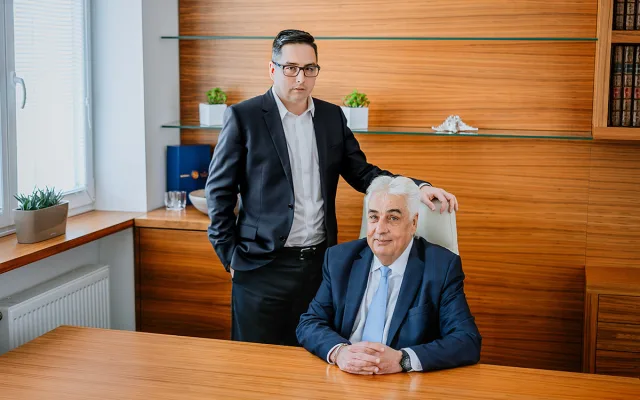Jediný akcionář MUDr. Martin Polach MBA se svým synem JUDr. Martinem Polachem, který nemocnici úspěšně řídí už více než 7 let.