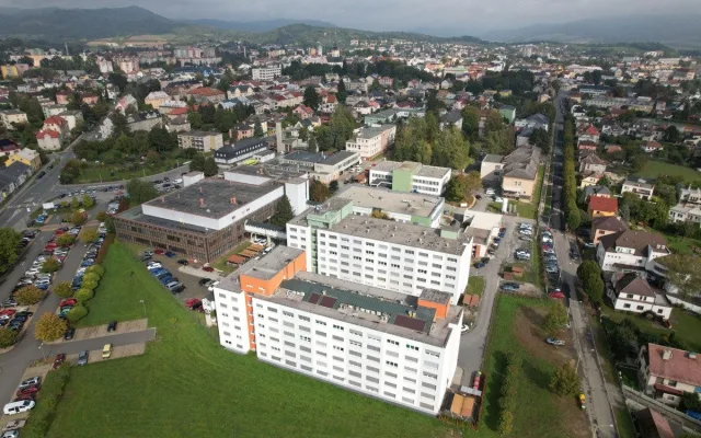 Nalevo budova C šumperské nemocnice