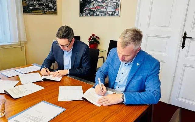 Nemocnice Šumperk se stala majitelem Pavilonu C, smlouvu o prodeji podepsal předseda představenstva Martin Polach s Miroslavem Adámkem. Autor: Město Šumperk