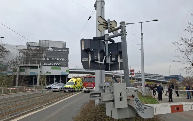 U Šantovky na přejezdu vykolejil osobní vlak, tři lidé jsou zranění. Doprava stojí