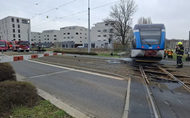 U Šantovky na přejezdu vykolejil osobní vlak, tři lidé jsou zranění. Doprava stojí