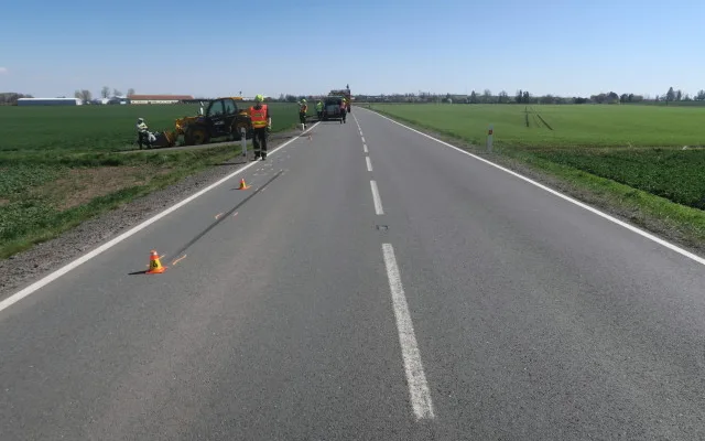 Motorkář předjížděl na Prostějovsku traktor, který začal odbočovat. Těžce zraněného ho vrtulník přepravil do nemocnice