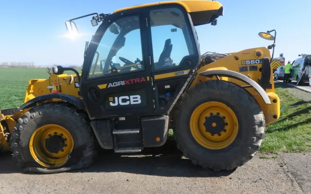 Motorkář předjížděl na Prostějovsku traktor, který začal odbočovat. Těžce zraněného ho vrtulník přepravil do nemocnice