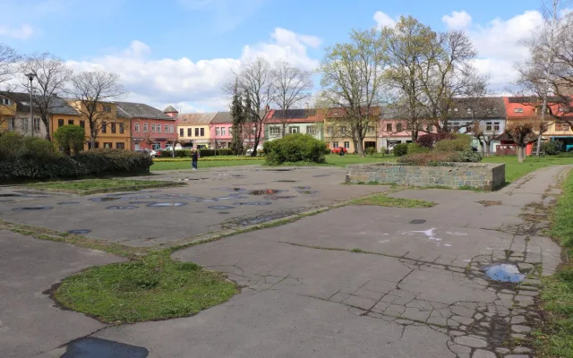Hudební altán a kavárna se zelenou střechou. Zanedbaný park v Přerově čeká revitalizace