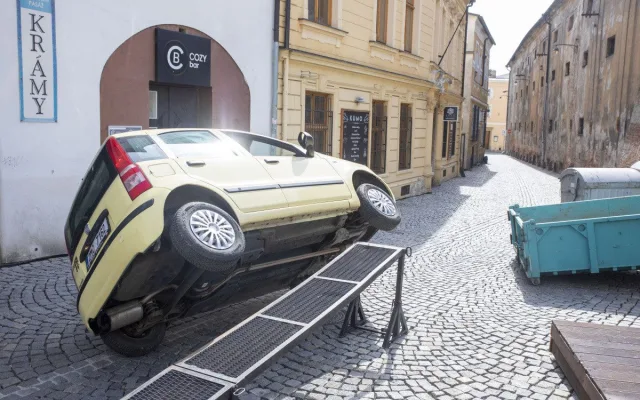 Kaskadérská jízda v centru Olomouce. Finišuje natáčení komedie Když se zhasne