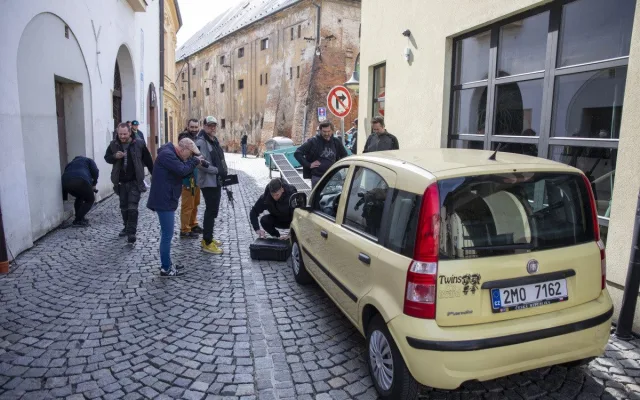 FOTO: Kaskadérská jízda v centru Olomouce. Finišuje natáčení komedie Když se zhasne