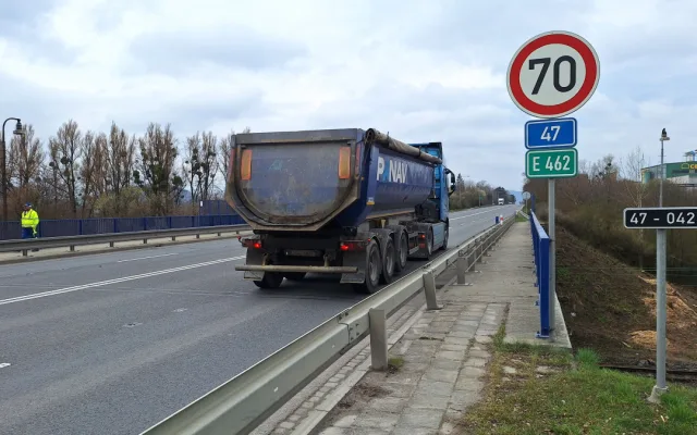 Rušný tah na Přerov v Olomouci přiškrtí půlroční přestavba mostku