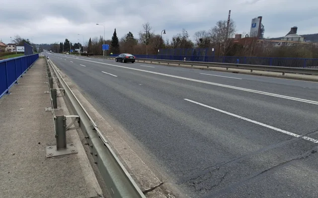 Rušný tah na Přerov v Olomouci přiškrtí půlroční přestavba mostku