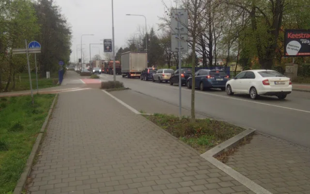 VIDEO: Kolony, zdržení, nervy. Silničáři dnes zahájili ve Šternberku opravy druhé části průtahu