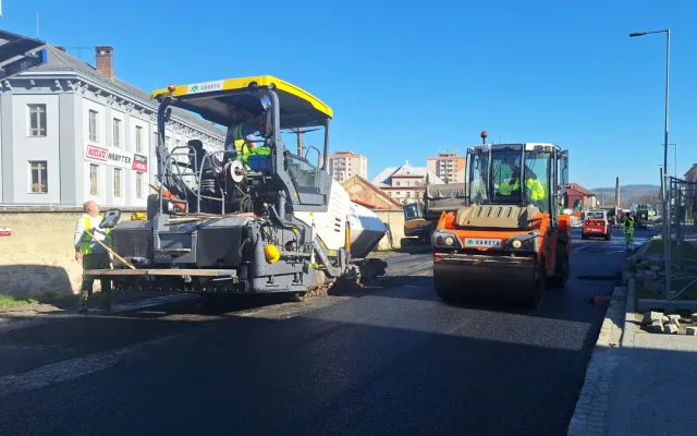 VIDEO: Kolony, zdržení, nervy. Silničáři dnes zahájili ve Šternberku opravy druhé části průtahu