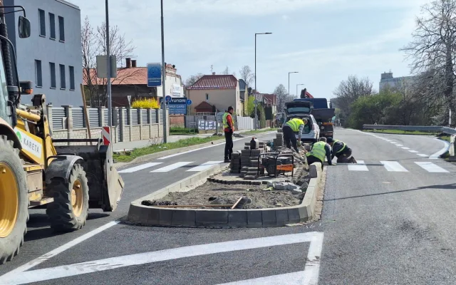 VIDEO: Kolony, zdržení, nervy. Silničáři dnes zahájili ve Šternberku opravy druhé části průtahu