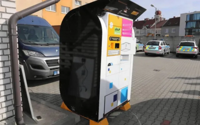 Do sběrného boxu v Mostkovicích se dva zlodějíčkové nedostali, tak ho ukradli celý