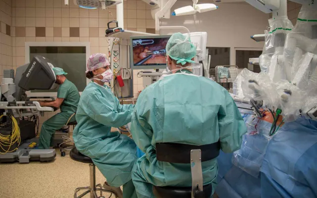 VIDEO: V Olomouci pomáhá operovat druhý da Vinci. Nemocnice rozšířila robotické centrum