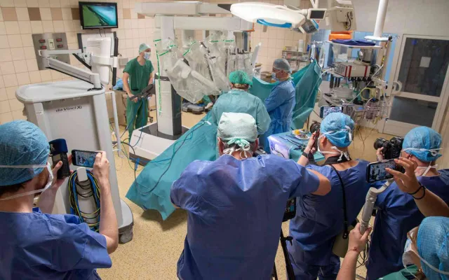 VIDEO: V Olomouci pomáhá operovat druhý da Vinci. Nemocnice rozšířila robotické centrum