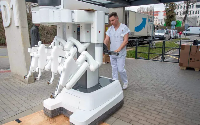 VIDEO: V Olomouci pomáhá operovat druhý da Vinci. Nemocnice rozšířila robotické centrum