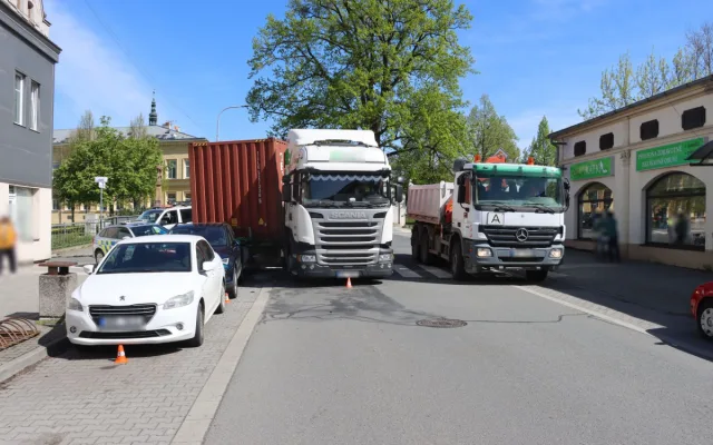 Z nákladního auta se za jízdy v Litovli uvolnil návěs. Poškodil zaparkovaná vozidla