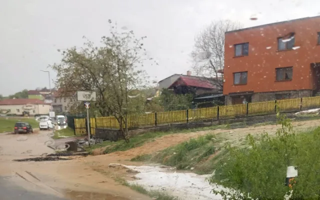 VIDEO: Kroupy a bahno splavené do domů. Silné bouřky zasáhly Hranicko