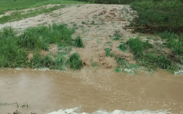 VIDEO: Kroupy a bahno splavené do domů. Silné bouřky zasáhly Hranicko