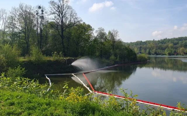 Zamoření vody u Hustopečí nad Bečvou ustupuje. Stav nebezpečí platí do konce května