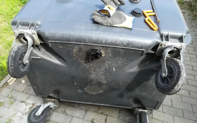 Správné osazení zátky na otvor ve dně kontejneru na komunální odpad zvládne pouze zkušený pracovník.