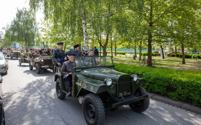 FOTOGALERIE: Vojenská kolona i bojové akce u řeky Bečvy. Přerov slavil Den vítězství