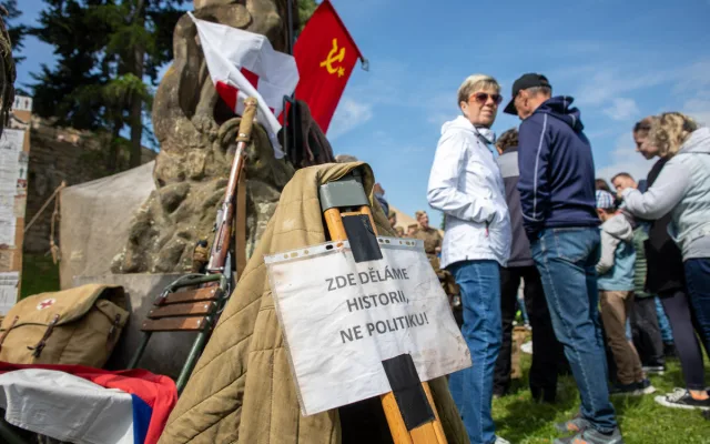 FOTOGALERIE: Vojenská kolona i bojové akce u řeky Bečvy. Přerov slavil Den vítězství