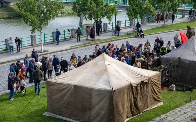FOTOGALERIE: Vojenská kolona i bojové akce u řeky Bečvy. Přerov slavil Den vítězství