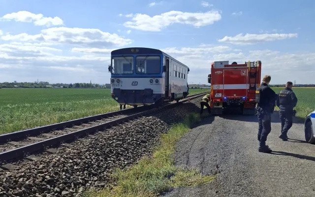 Srážka vlaku a náklaďáku na přejezdu u Olomouce. Strojvedoucí utrpěl zranění