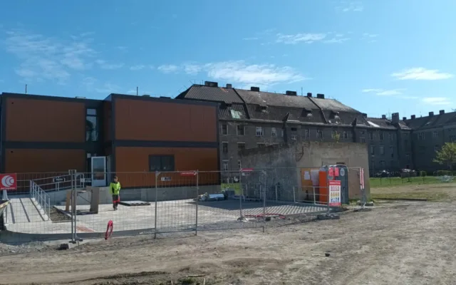 U nádraží v Přerově vyrůstá azylový dům z kontejnerů. Otevře se už v létě
