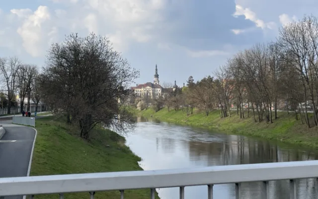 Zanedbaná plocha u Klášterního Hradiska se promění v lesopark s nábřežím
