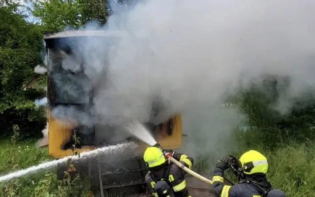 Včelín na Prostějovsku pohltily plameny. Došlo i k explozi tlakové lahve