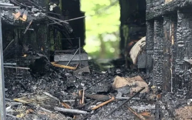 Včelín na Prostějovsku pohltily plameny. Došlo i k explozi tlakové lahve