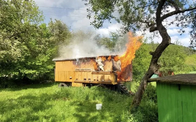 Včelín na Prostějovsku pohltily plameny. Došlo i k explozi tlakové lahve