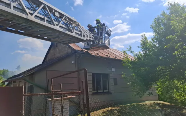 V Mrsklesích začal od pálení trávy hořet rodinný dům. Jedna osoba se zranila