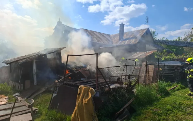 V Mrsklesích začal od pálení trávy hořet rodinný dům. Jedna osoba se zranila