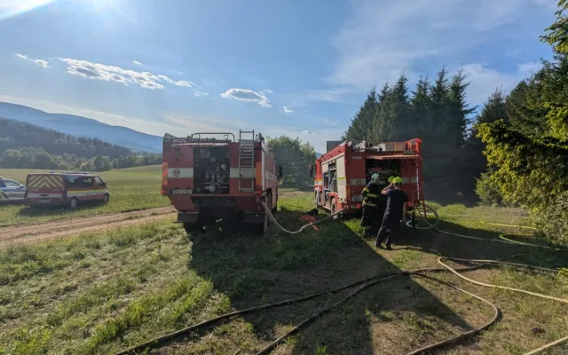 Dva požáry lesa na Šumpersku od špatně uhašeného ohniště. Zasahovaly desítky hasičů