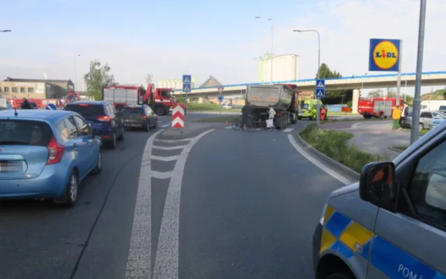 Kamion srazil v Přerově ženu na elektrokoloběžce, letěl pro ni vrtulník. Policie hledá svědky