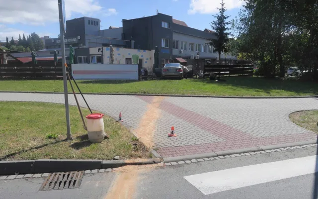 Senior se dostal do potíží na rondelu v Šumperku. S autem naboural do plotu restaurace