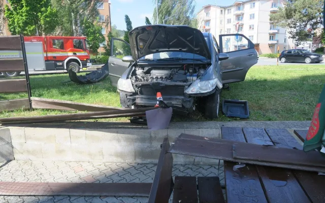 Senior se dostal do potíží na rondelu v Šumperku. S autem naboural do plotu restaurace